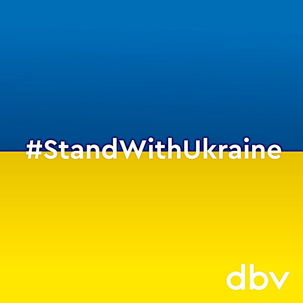 Ukrainische Flagge mit dem Schriftzug Hashtag Stand with Ukraine